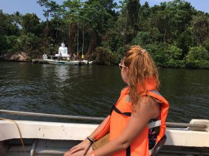 Buda en islote en Madu River
